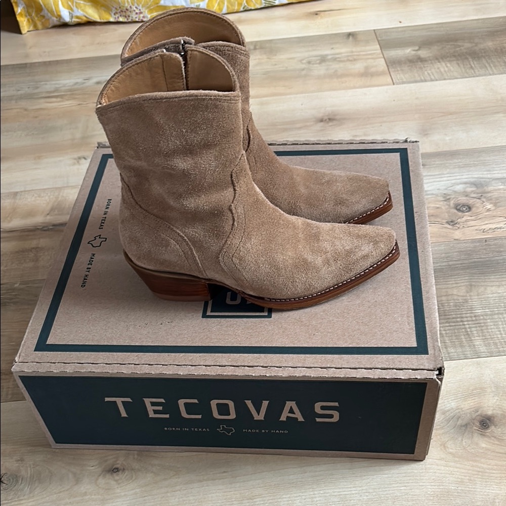 Tecovas Dakota Tan Suede Boots - Desert Suede - Sz 5